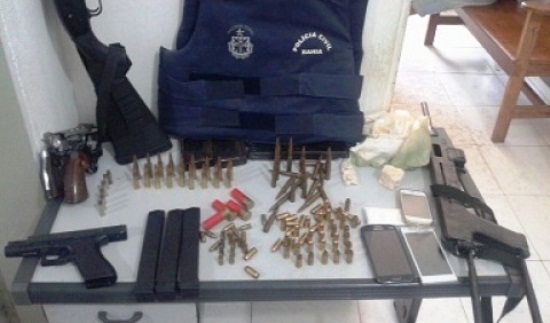 Operação policial em Monte Santo prende dois de quadrilha que pretendia assaltar Banco da cidade.Carro e armas também foram apreendidos