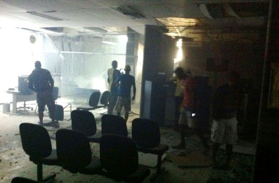 Quadrilha com mais de 20 homens explode Banco do Brasil e Bradesco de Miguel Calmon