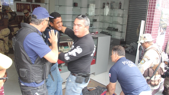 Riachão do Jacuípe – Reféns liberados e quatro bandidos presos; esse é desfecho da tentativa de assalto a Joalheria