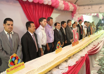 Barrocas I – Para marcar aniversário na cidade, prefeitura encomendou bolo de 15 metros de comprimento (Veja o álbum de fotos)