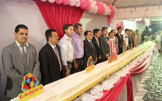 Barrocas I – Para marcar aniversário na cidade, prefeitura encomendou bolo de 15 metros de comprimento (Veja o álbum de fotos)