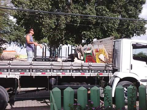 Prefeitura suspende aulas de escola municipal e entrega cadeiras após denuncias