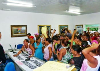 População ocupa câmara de Quijingue e exige aprovação de Projeto