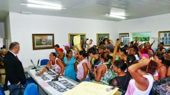 População ocupa câmara de Quijingue e exige aprovação de Projeto