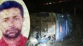 Vítima foi encontrada caída no meio da pista e o caminhão tombado