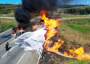 Vitória da Conquista: carreta com carga de álcool tomba e pega fogo na BR-116