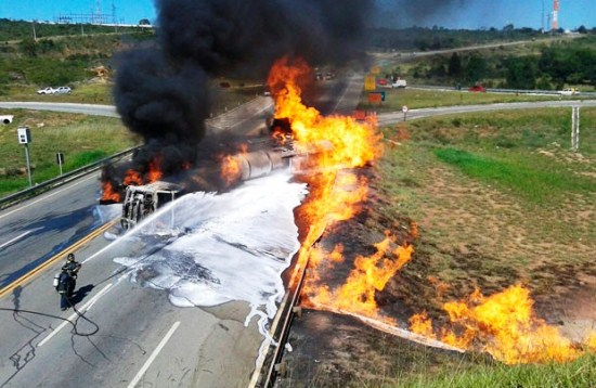 Vitória da Conquista: carreta com carga de álcool tomba e pega fogo na BR-116