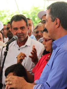 Neusa Cadore e Daniel Almeida, únicos deputados presentes em Várzea da Roça, agradecem estrada e pedem água doce a Rui Costa