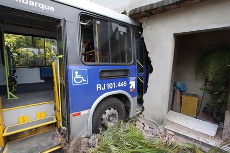 destruicaoo-aciente-onibus