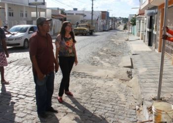 Serviço de sinalização da cidade encontra resistência por parte de alguns moradores que não querem aceitar a colocação de placa