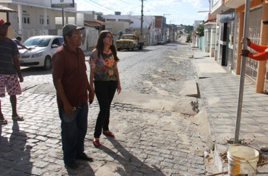 Serviço de sinalização da cidade encontra resistência por parte de alguns moradores que não querem aceitar a colocação de placa