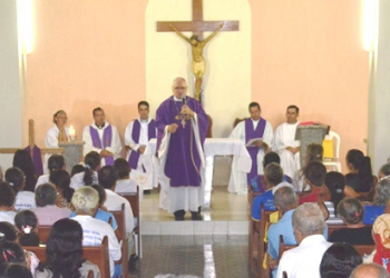 Fiéis lotam igreja em celebração que marcou a criação da Unidade Pastoral de Bandiaçu