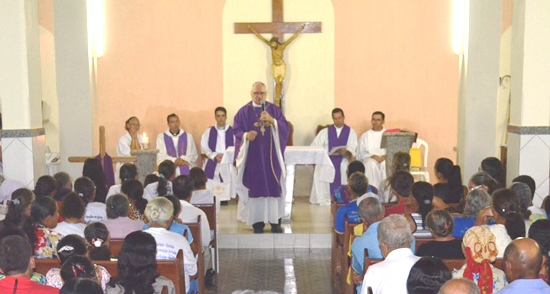 Fiéis lotam igreja em celebração que marcou a criação da Unidade Pastoral de Bandiaçu