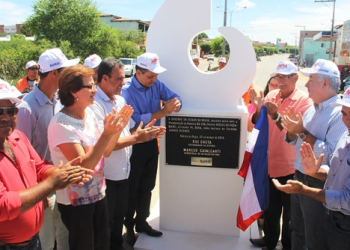 Neusa Cadore e Daniel Almeida, únicos deputados presentes em Várzea da Roça, agradecem estrada e pedem água doce a Rui Costa