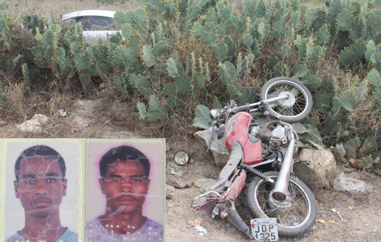 O carro quase que totalmente coberto por palma ficou dentro da roça.