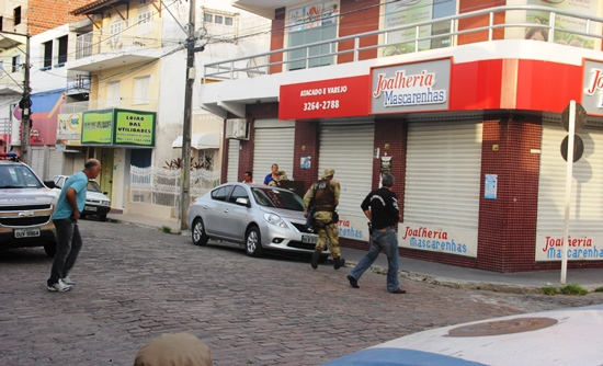 Exclusivo: bandidos fazem funcionária de Joalheria de refém neste momento em Riachão do Jacuípe
