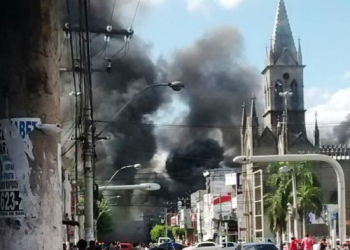Imóvel em reforma para abrigar loja de calçados é destruído por incêndio