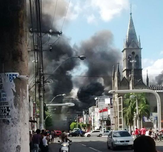 Imóvel em reforma para abrigar loja de calçados é destruído por incêndio