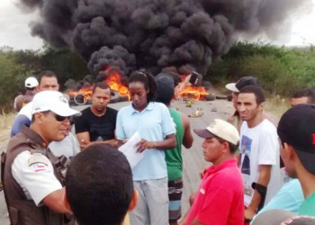 População interdita rodovia BA 120 para pedir recuperação; três mortes em uma semana