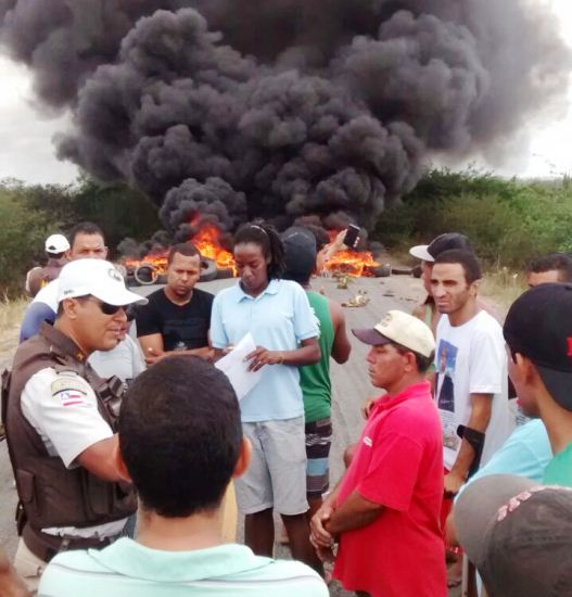 População interdita rodovia BA 120 para pedir recuperação; três mortes em uma semana
