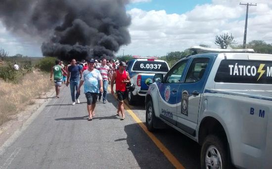 População interdita rodovia BA 120 para pedir recuperação; três mortes em uma semana