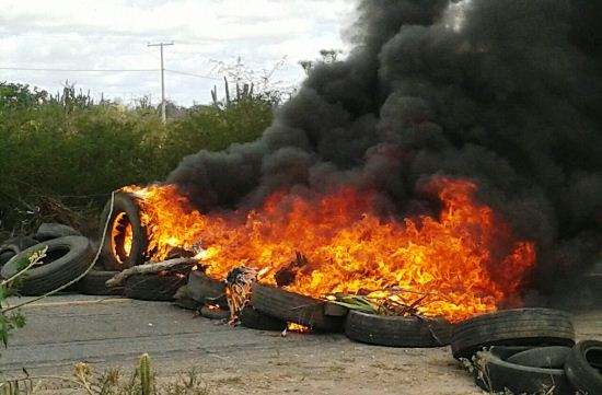 População interdita rodovia BA 120 para pedir recuperação; três mortes em uma semana