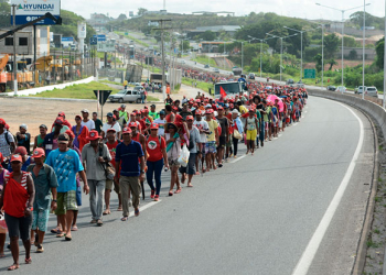 Marcha do MST chega ao CAB e deixa trânsito lento