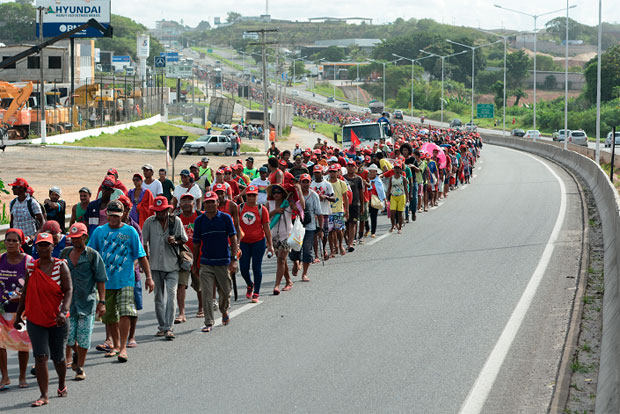 Marcha do MST chega ao CAB e deixa trânsito lento