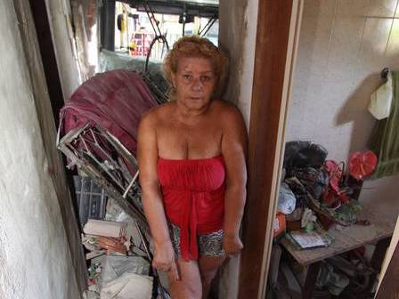 Mulher assistia televisão quando um ônibus invadiu sua sala