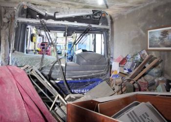 Mulher assistia televisão quando um ônibus invadiu sua sala