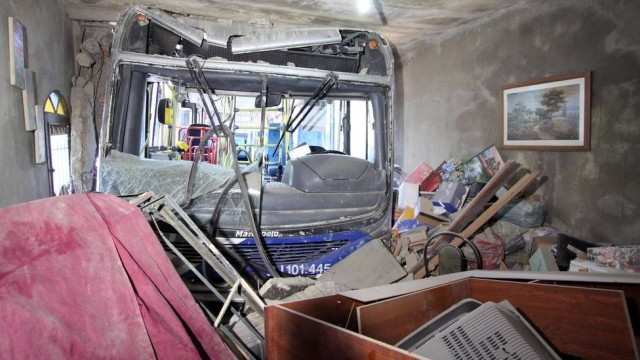 Mulher assistia televisão quando um ônibus invadiu sua sala