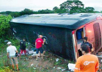 Ônibus da Banda ‘Garota Safada’ tomba e deixa quatro feridos gravemente