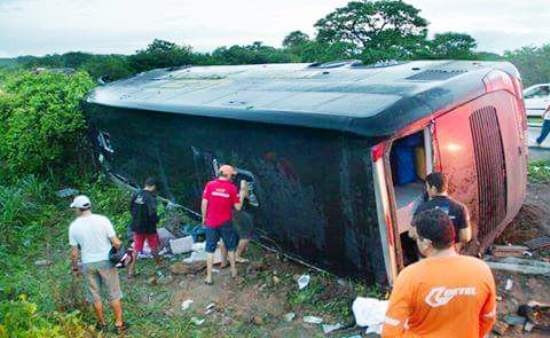 Ônibus da Banda ‘Garota Safada’ tomba e deixa quatro feridos gravemente