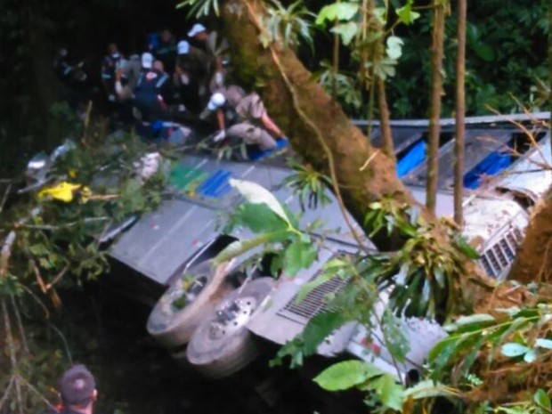 Número de mortos chega a 51 em acidente de ônibus em SC