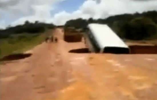 Passageiros descem de ônibus minutos antes de veículo ser levado pela correnteza