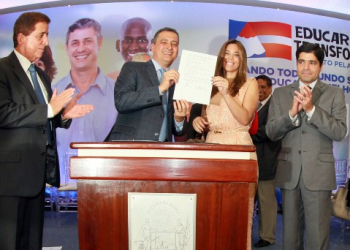 Rui lança projeto Educar para Transformar e firma pacto com prefeitos