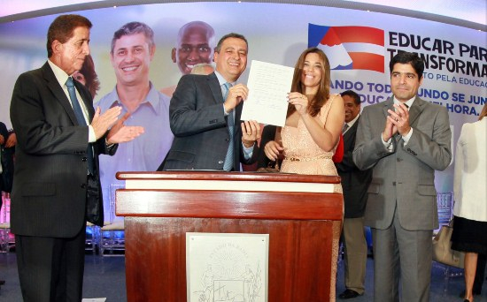 Rui lança projeto Educar para Transformar e firma pacto com prefeitos