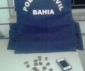 Polícia Civil prende jovem acusada de vender droga em sua residência