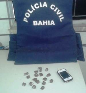 Polícia Civil prende jovem acusada de vender droga em sua residência