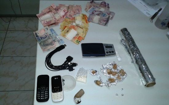 Três homens e duas mulheres são conduzidos a Delegacia por envolvimento com tráfico de drogas