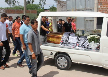 Sepultado em Coité, corpo de jovem morto em acidente na BA 120