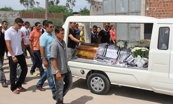 Sepultado em Coité, corpo de jovem morto em acidente na BA 120