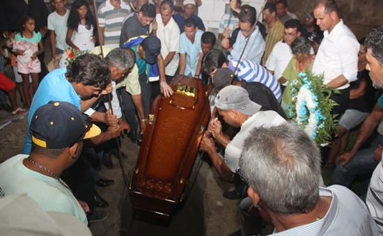 Sepultado em São Domingos, o corpo do vereador Toinho Rios