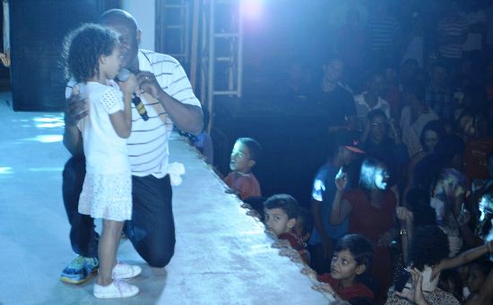 Gavião – Multidão lota Praça para assistir ao show de Lázaro, em Comemoração aos 30 anos de Emancipação Política