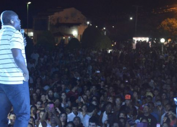 Gavião – Multidão lota Praça para assistir ao show de Lázaro, em Comemoração aos 30 anos de Emancipação Política