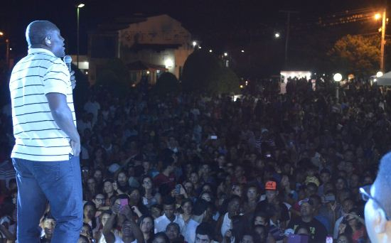 Gavião – Multidão lota Praça para assistir ao show de Lázaro, em Comemoração aos 30 anos de Emancipação Política