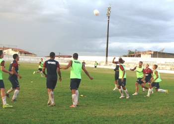 Trovões e relâmpagos interrompem treino do Jacuipense no Estádio Vandão, em Coité