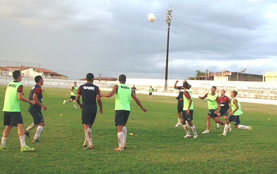 Trovões e relâmpagos interrompem treino do Jacuipense no Estádio Vandão, em Coité