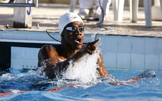 Nadador baiano com escoliose conquista ouro inédito para o Brasil, na Polônia