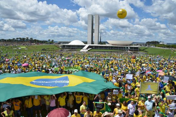 Protestos contra o governo reúnem manifestantes em várias cidades do país